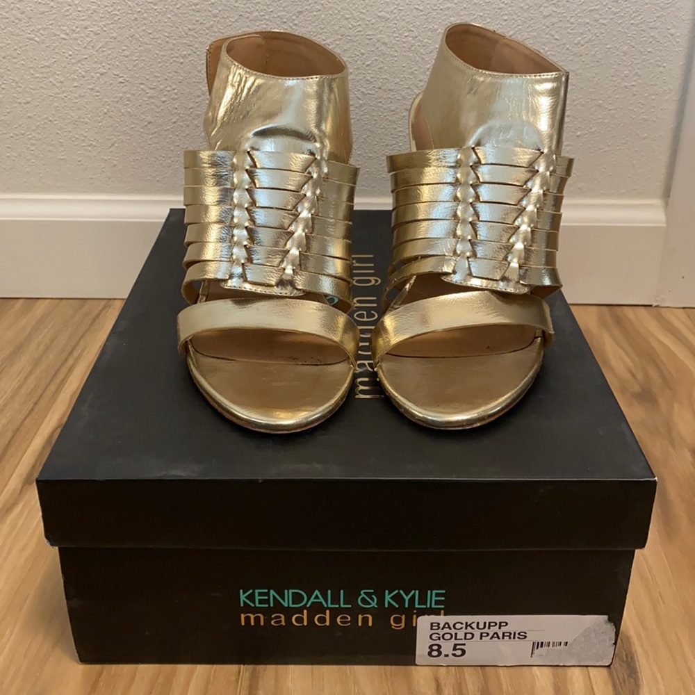 Kendall & Kylie Madden Girl Backup Gold Pumps 8.5